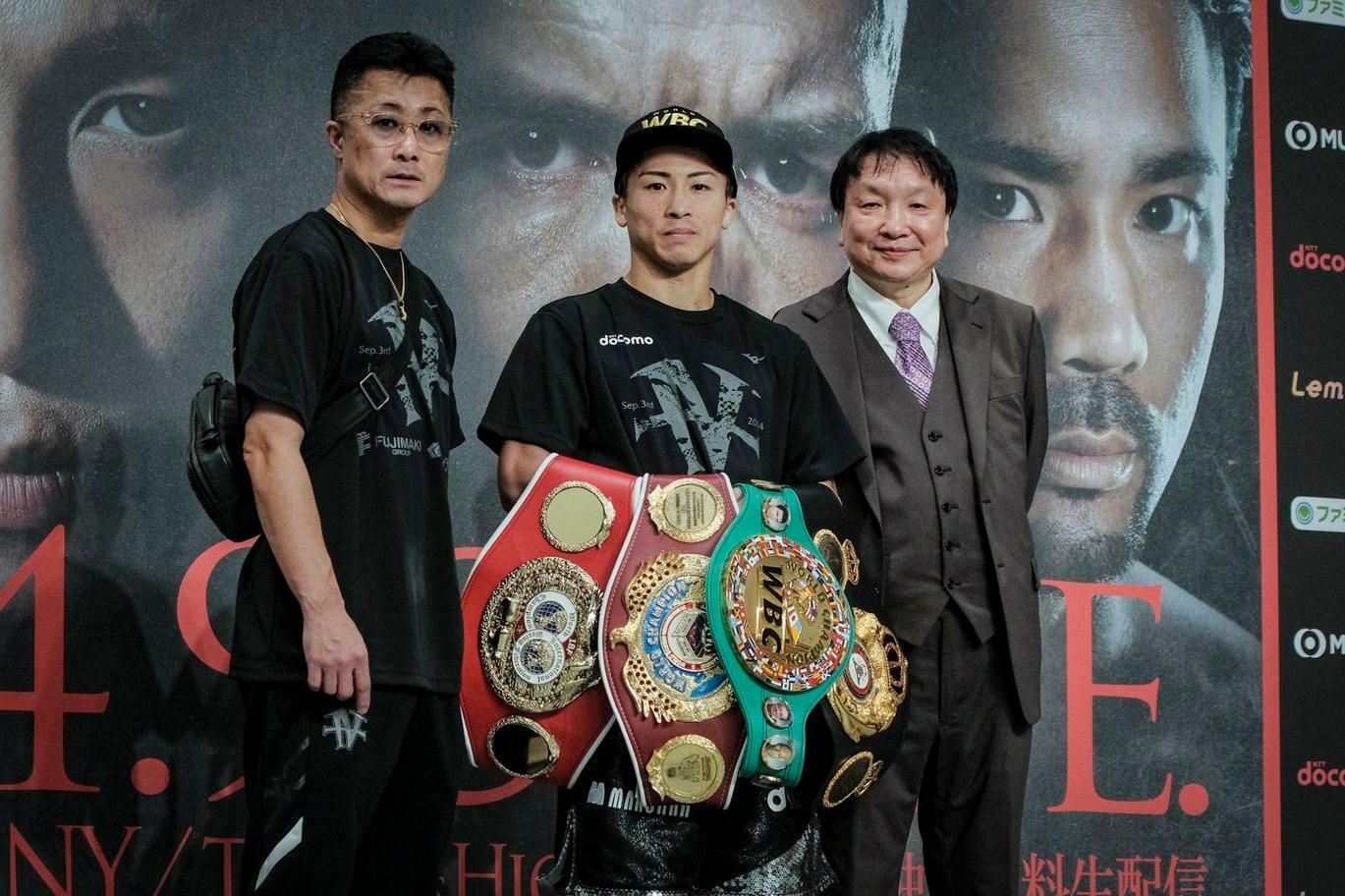 試合後インタビューを終えて。左から井上真吾トレーナー、井上尚弥、大橋秀行会長（写真：藤村ノゾミ）