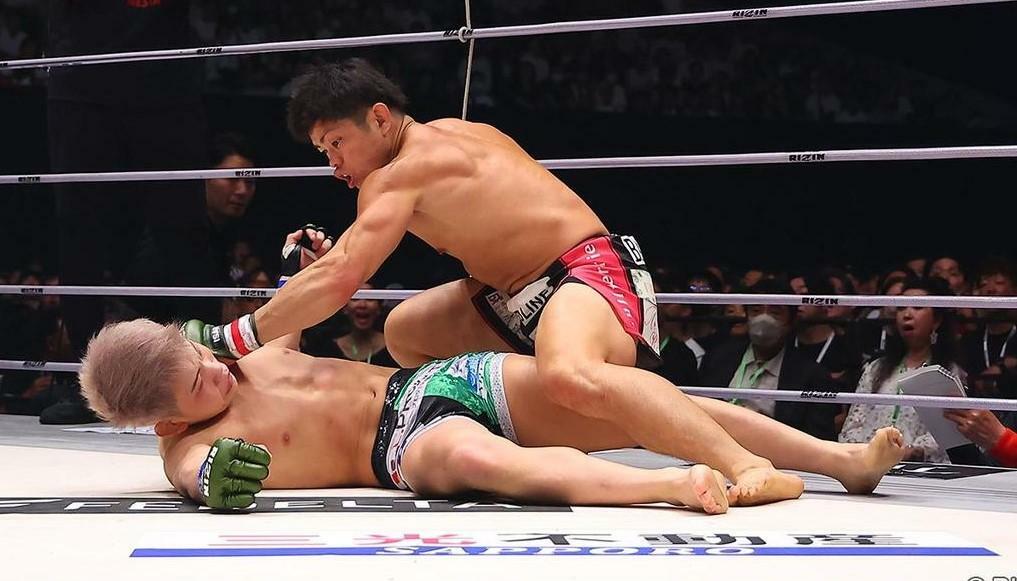 昨年6月、札幌『RIZIN.43』での西谷大成戦。鈴木博昭はカウンターで跳びヒザ蹴りを見舞った後、パウンドでTKO勝利を収めた（写真：RIZIN FF）