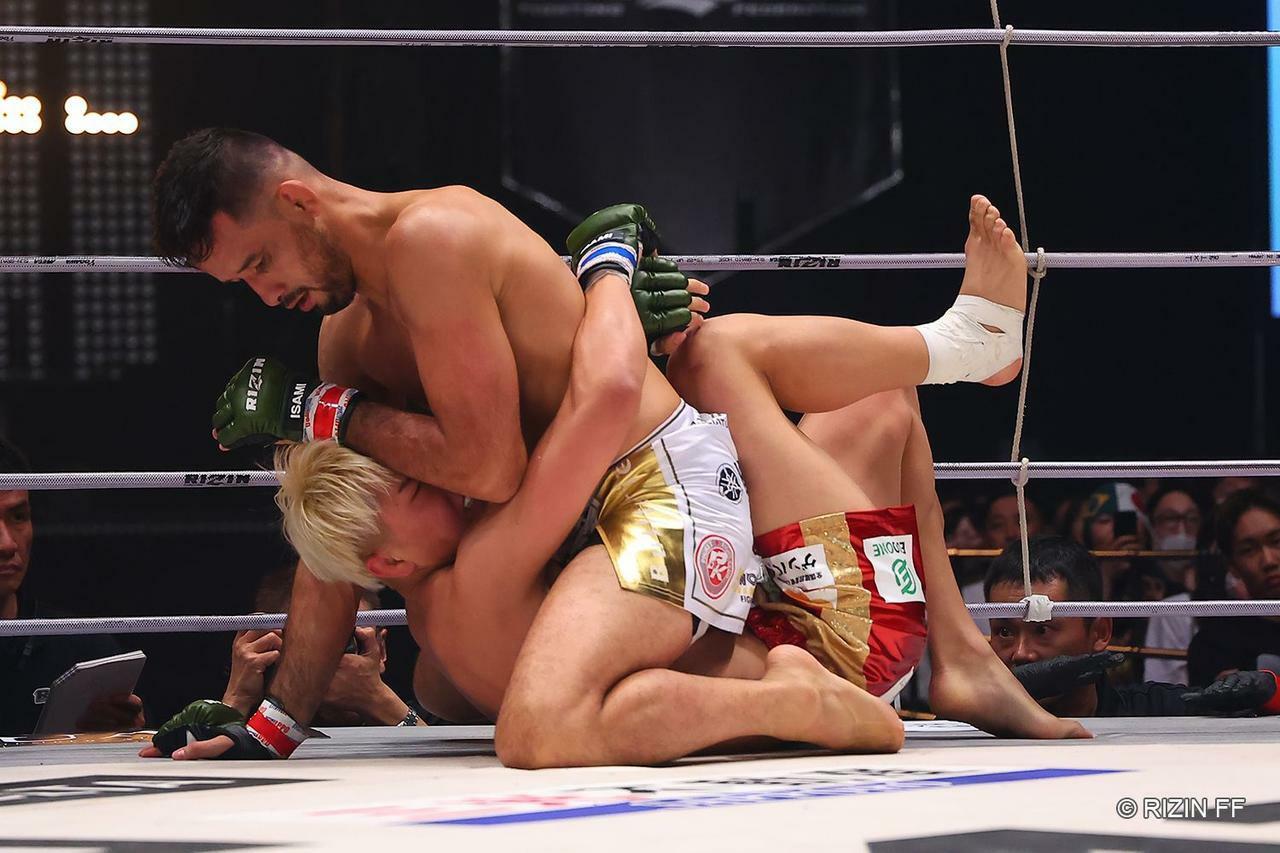 昨年6月、北海道・真駒内アイスアリーナ『RIZIN.43』で鈴木千裕に圧勝したクレベル・コイケ。だが計量失格により公式記録はノーコンテスト、フェザー級王座は空位となった（写真：RIZIN FF）