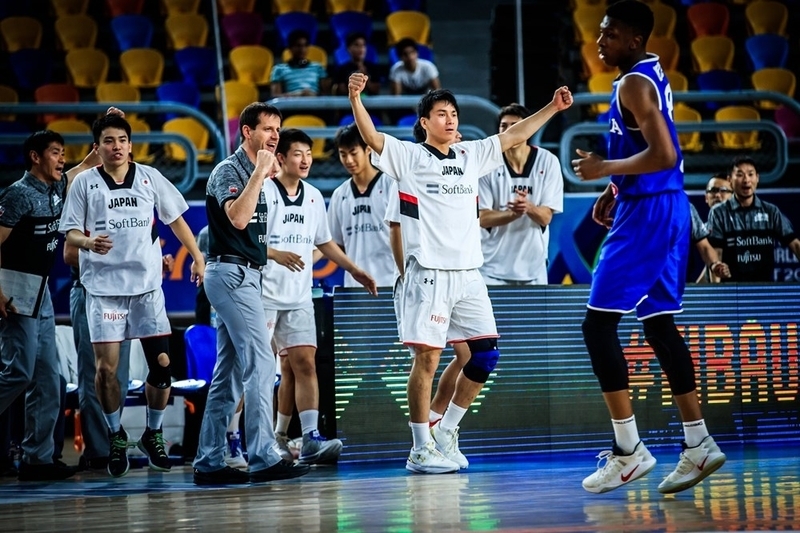 津屋らベンチ陣は大声でチームメイトを激励　(C)FIBA.com