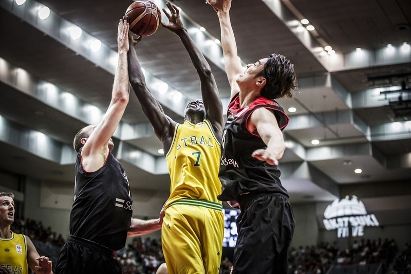 ファジーカスと八村をバックアップしながらも、国際試合経験の豊富なベテランとして、オーストラリアのビッグマン相手に素晴らしい仕事をしていた竹内　Photo by FIBA.com