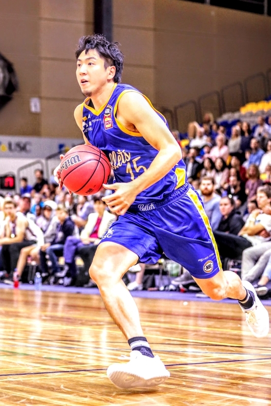 プレシーズンゲームで得意のドライブを見せる比江島　(C)Hiroshi Kato/Brisbane Bullets/NBL