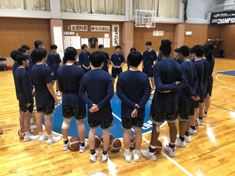練習後の円陣で活発なコミュニケーションを行う桜花学園の選手たち (C)Takashi Aoki