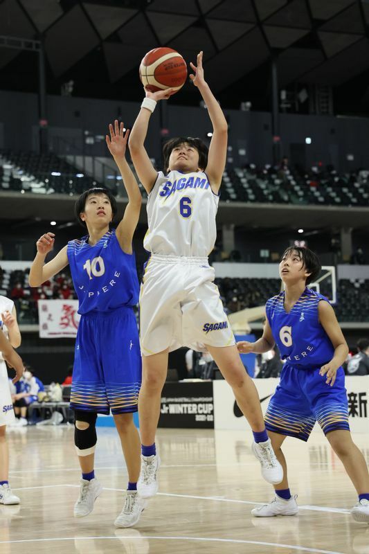 相模女子大中学部は辻のように選手全員がジャンプショットをワンハンドで打つ　写真提供／日本バスケットボール協会
