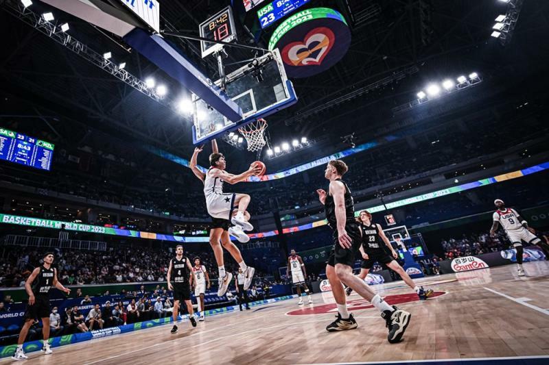 ドライブからリバースレイアップでフィニッシュを試みるリーブス (C)FIBA