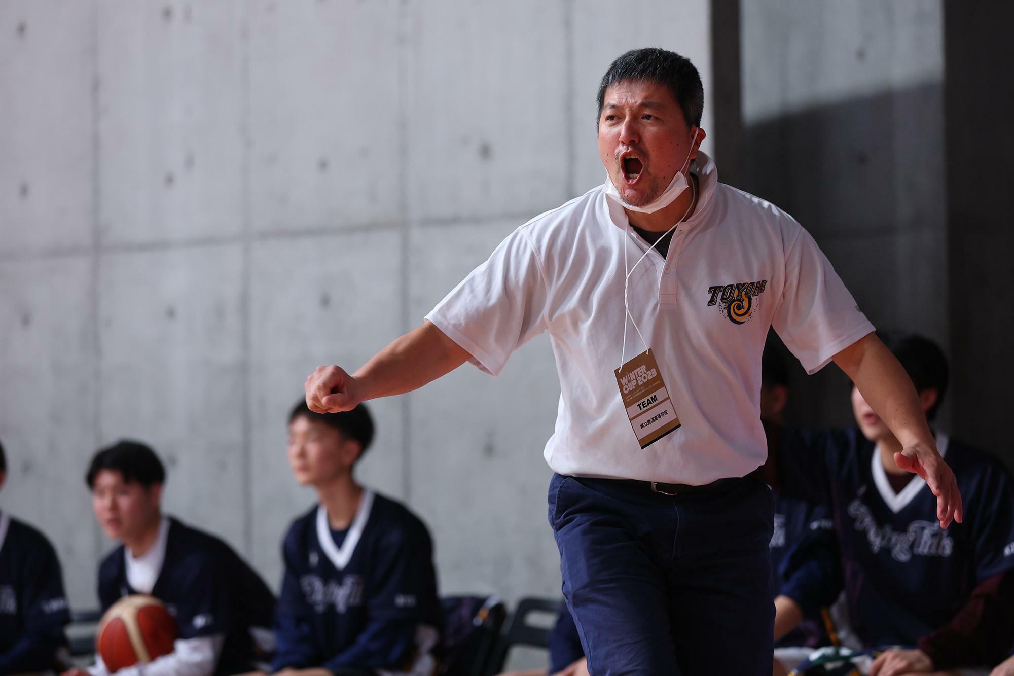 昨年も豊浦高校をウインターカップの舞台へと導いた枝折コーチ (C)JBA