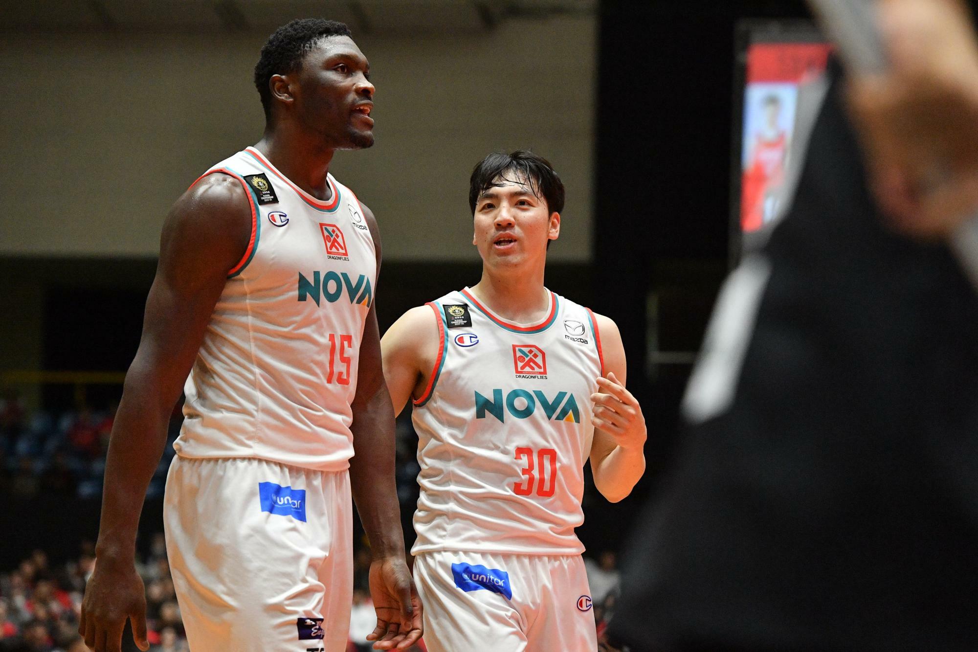 ディフェンスで存在感を発揮した河田と得点でチームに大きく貢献した山崎 (C)B.LEAGUE