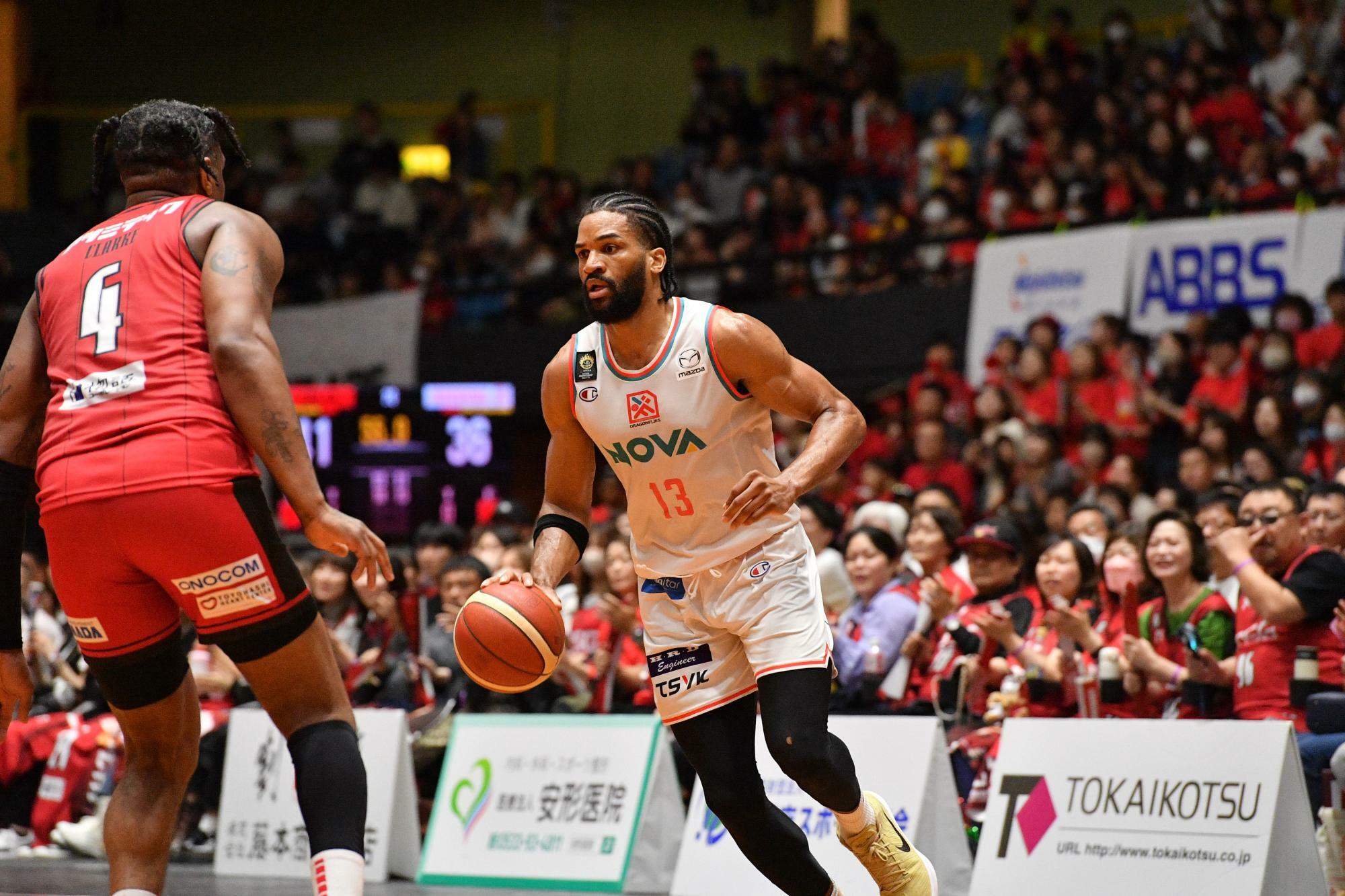 2022年にファイナルを経験しているエバンスはオールラウンドなプレーでチームを牽引 (C)B.LEAGUE