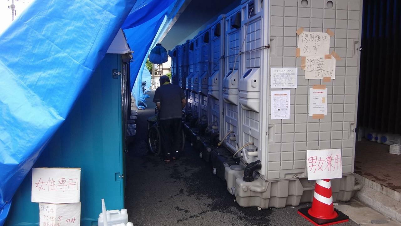 2016年熊本地震で設置された避難所のトイレ（筆者撮影）
