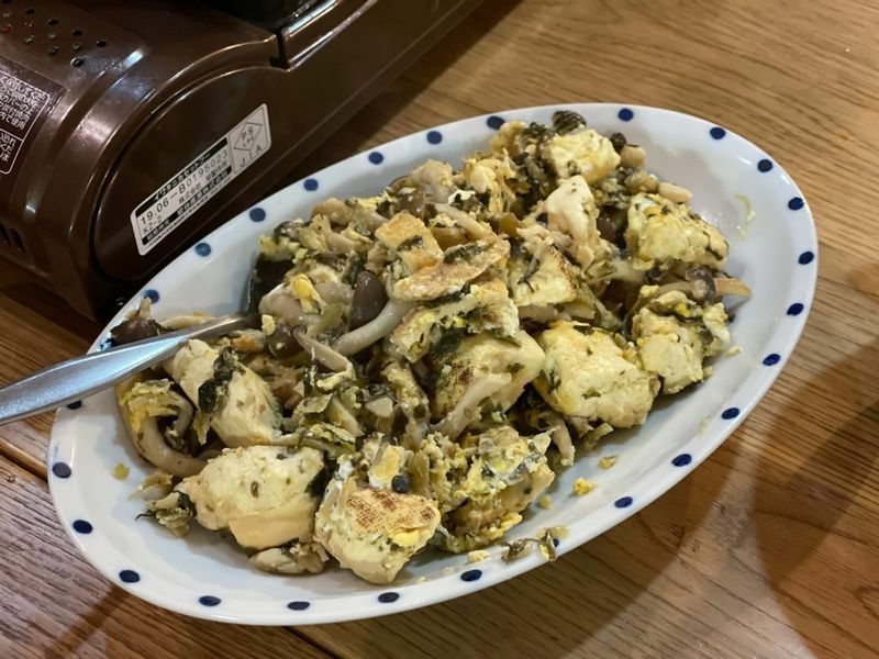 鈴木夕湖が期間中に「いちばん美味しかった」という「高菜と豆腐チャンプルー」