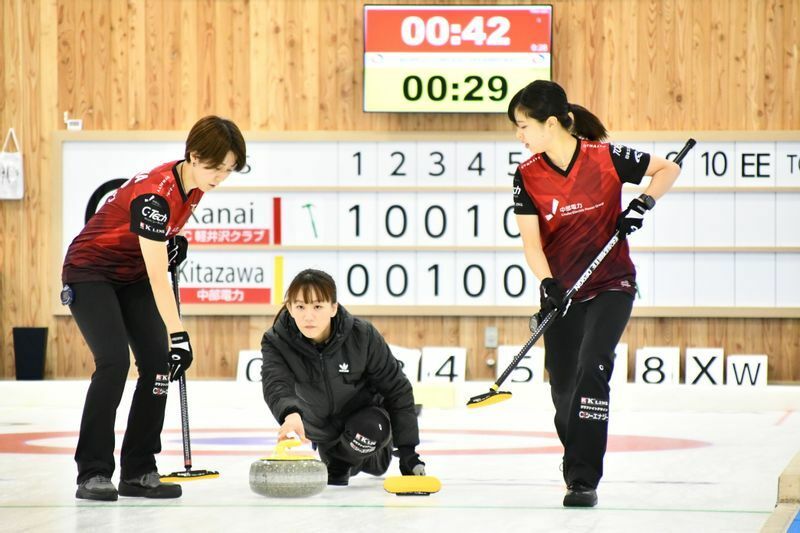 北澤（中央）の決定力を活かすため、フロントエンドの石郷岡、鈴木らでアドバンテージを作ることが鍵になる。 (C)どうぎんカーリングクラシック