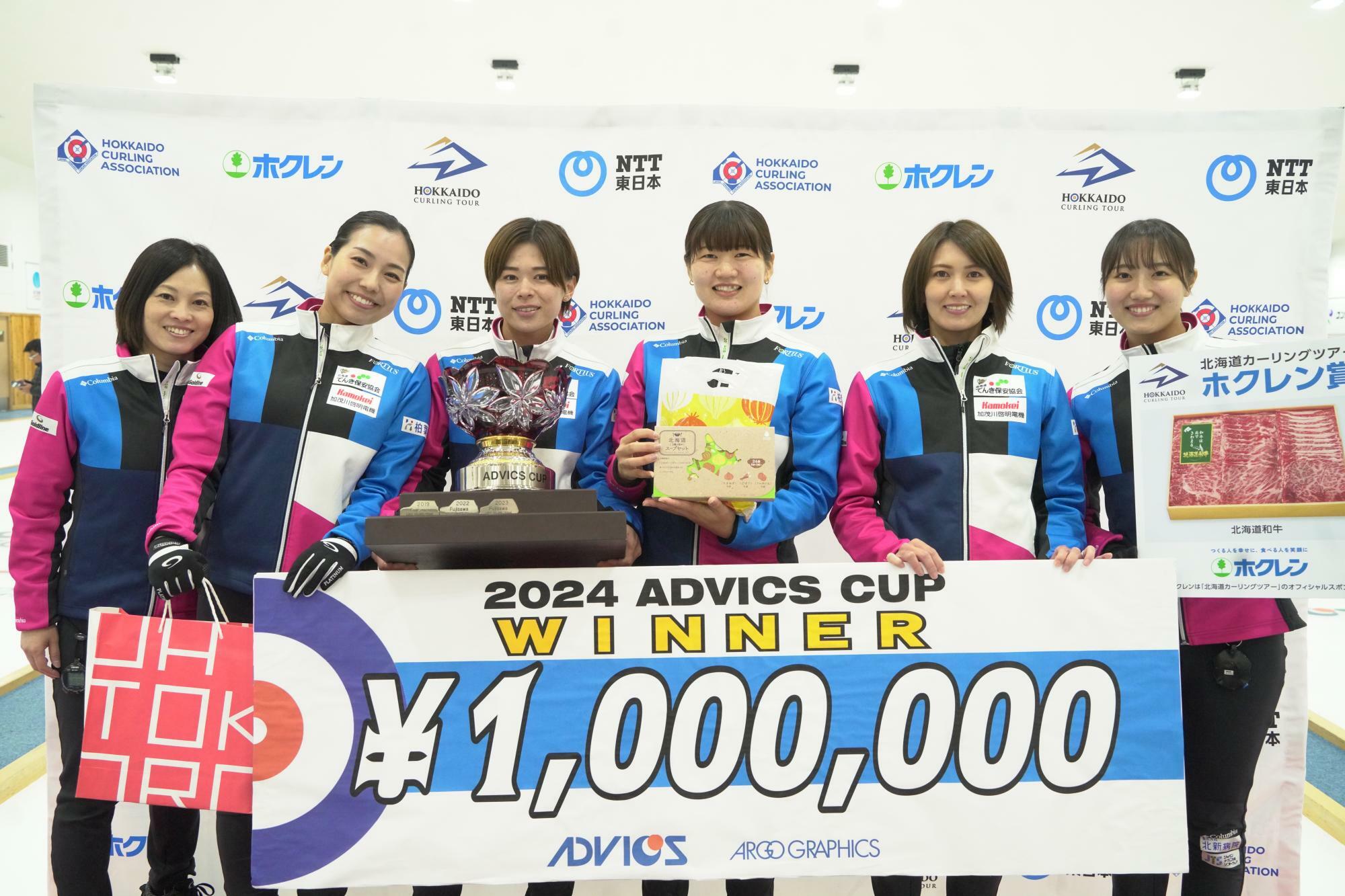 アドヴィックスカップは今季初優勝。左から船山コーチ、近江谷、小野寺、小谷、吉村、小林　　（C）北海道カーリングツアー