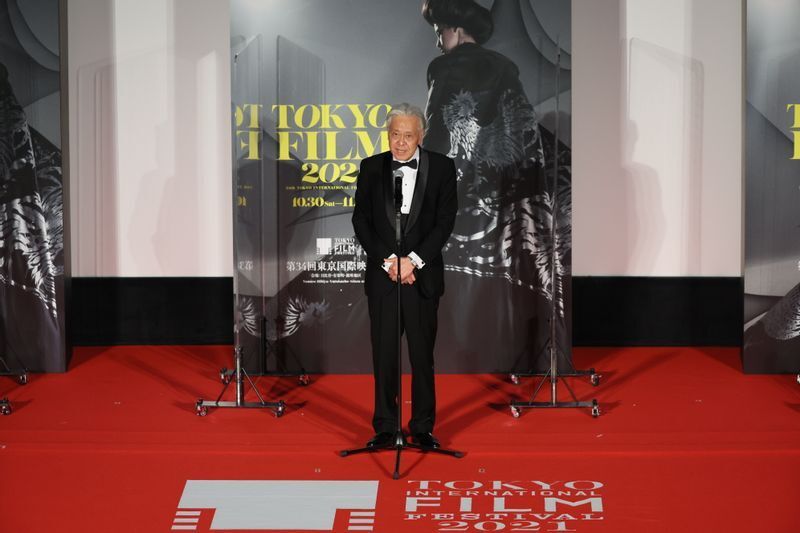 オープニングセレモニーで挨拶をする安藤裕康チェアマン(C)2021 TIFF