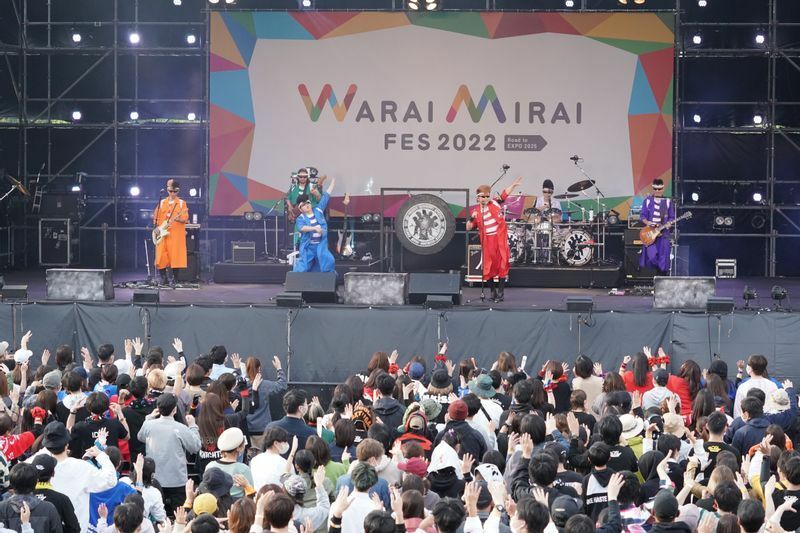 最終日のM-stageで観客を沸かせる氣志團／写真提供：Warai Mirai FES2022
