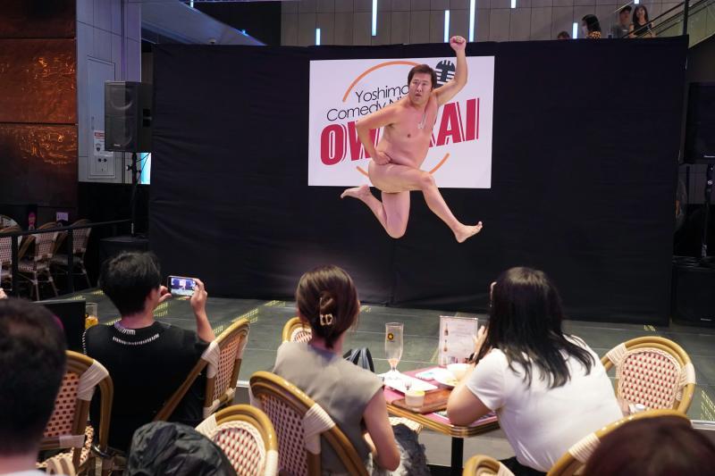 東京・新宿の歌舞伎町タワー2階・フードコートに設けられた特設ステージで行われた『Yoshimoto Comedy Night OWARAI』に登場したとにかく明るい安村(提供:FANYマガジン)