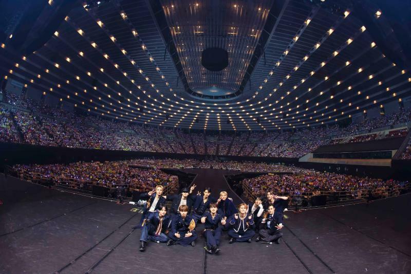 満席となった大阪城ホールでJAMに囲まれて笑顔を見せるJO1メンバーたち (C)LAPONE Entertainment