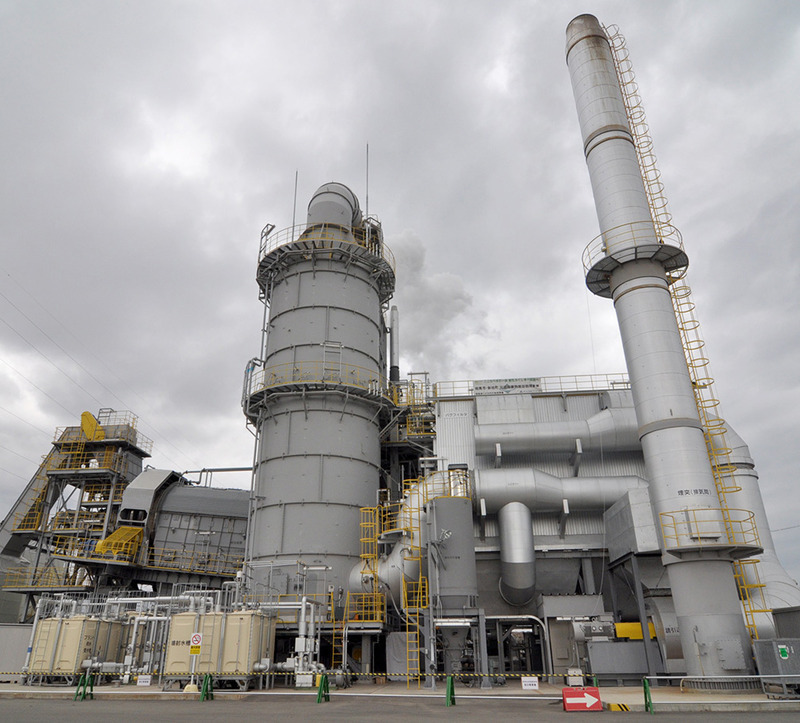 相馬市で昨年２月から稼働している仮設焼却炉。１日270トンの処理能力がある