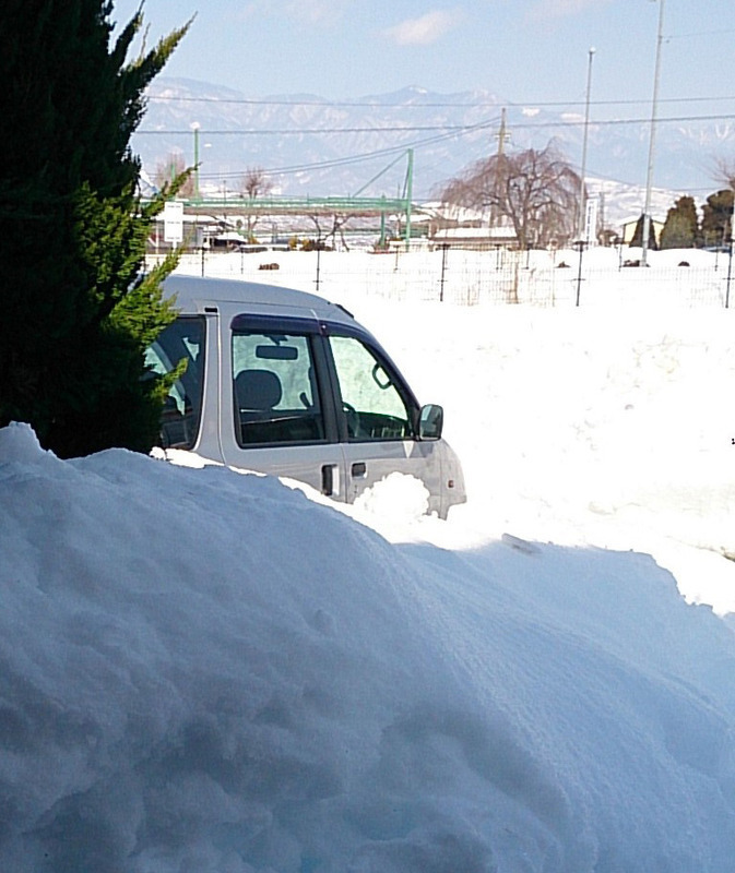雪に埋もれた駐車場（17日正午、山梨県笛吹市の施設職員撮影）