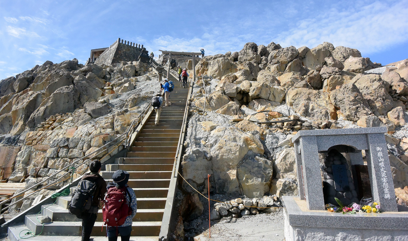 御嶽神社に通じる階段。その横に噴火災害の慰霊碑（筆者撮影）