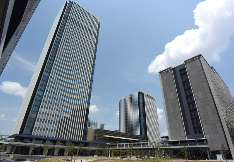 ユニーが昨年10月に本社を移転した名古屋駅南地区の高層ビル「グローバルゲート」（左の建物、筆者撮影）