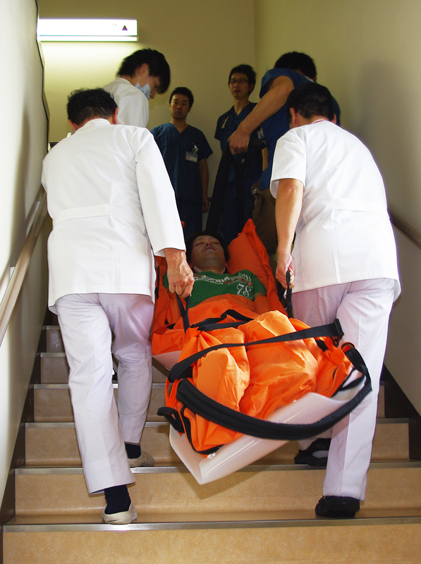 エアストレッチャーによる患者の搬送訓練（名古屋掖済会病院提供）