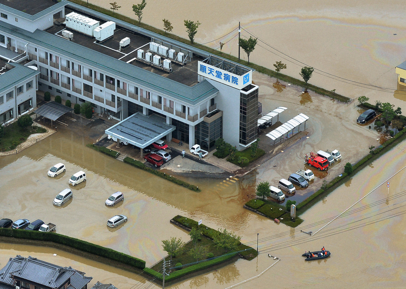 大雨の影響で孤立した佐賀県大町町の順天堂病院。自衛隊のボートが物資を運んでいた＝2019年８月29日（写真：毎日新聞社/アフロ）