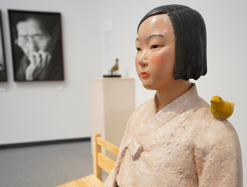 平和の少女像の横顔。FRP製の実物大の他、ブロンズ製のミニチュア版も展示された（筆者撮影）