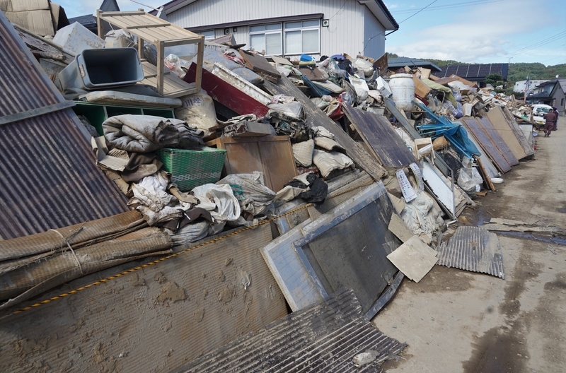 決壊現場の穂保地区から北に約2.5キロ離れた豊野地区も、住宅地一帯が泥水に浸かった。災害ごみの処理が大きな問題となっている（10月19日、筆者撮影）