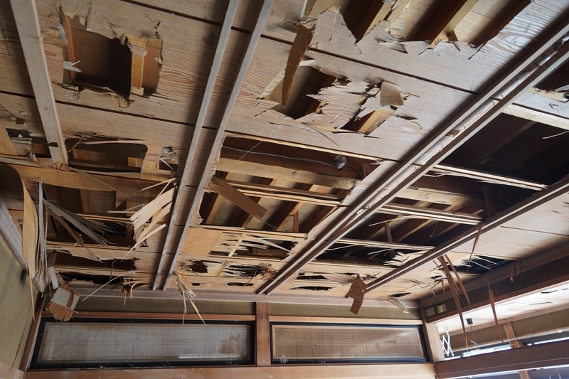豊野地区で１階の天井まで浸かった住宅。天井裏の断熱材が水を吸ってしまったので、天井板ごと落とす作業を住民がしていた（10月19日、筆者撮影）