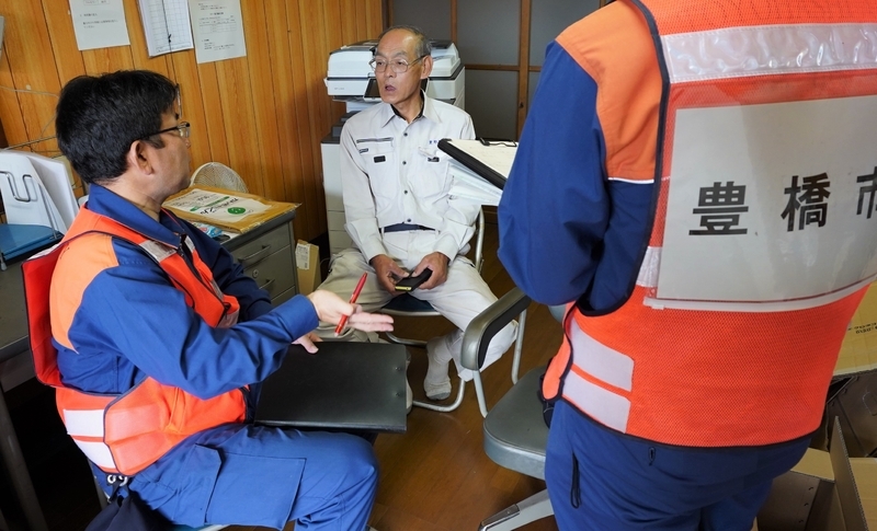 豊野区の善財孝文区長（中）の元に愛知県豊橋市の職員が訪れた（10月19日、筆者撮影）