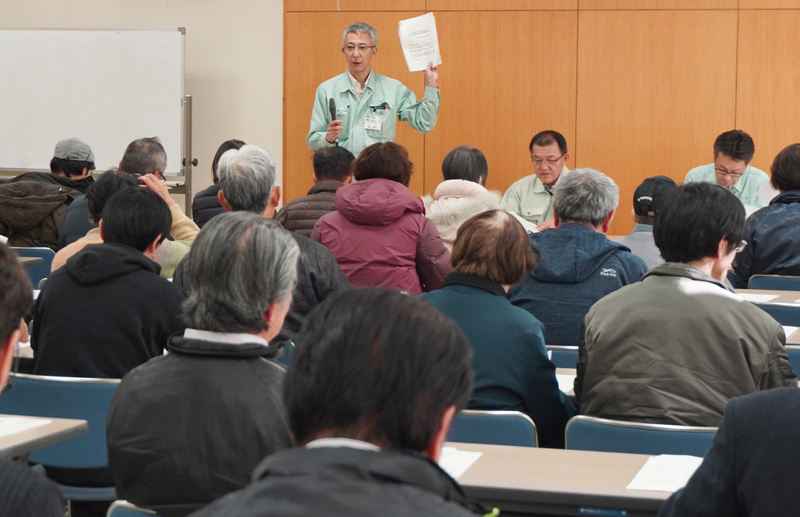 長野市の豊野地区で開かれた公費解体の説明会。参加者は合計30ページほどの資料に目を通しながら、担当者の説明に耳を傾けた（2019年12月25日、筆者撮影）