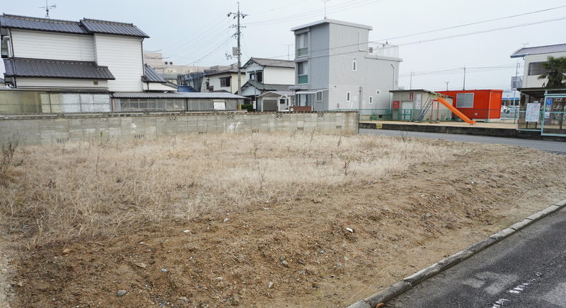 西日本豪雨で一帯が浸水した倉敷市真備町では更地になった住宅跡地も目立つ。復興のまちづくりは今も続いている（2020年1月7日、筆者撮影）