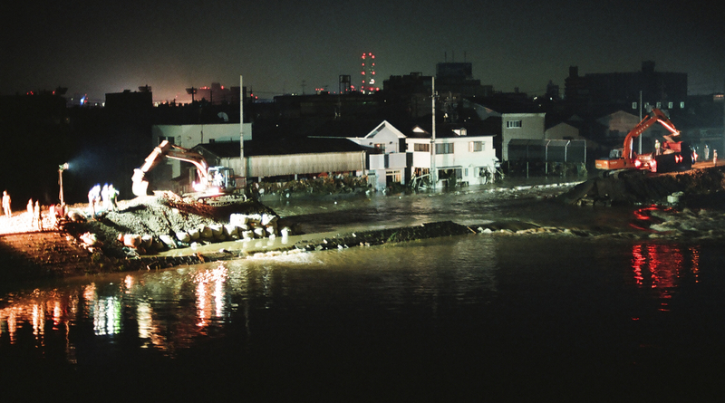 新川の堤防決壊現場。ショベルカー2台が応急的な復旧作業に当たっていた（2000年9月12日、花井知之撮影）
