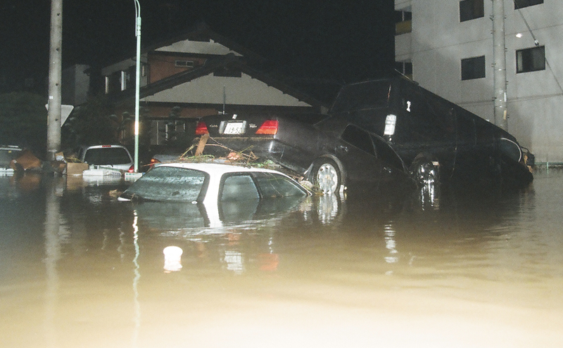 愛知県西枇杷島町付近で冠水した道路と車両。辺りは完全に停電していた（2000年9月12日、花井知之撮影）