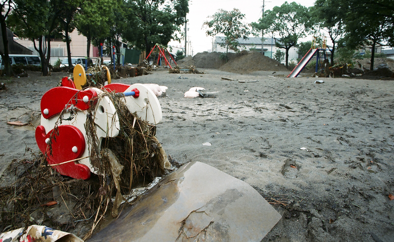 堤防決壊箇所の目の前にある名古屋市西区のあし原公園。遊具も泥まみれになっていた（2000年9月13日、花井知之撮影）