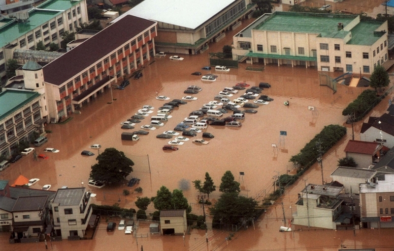 新川の堤防が決壊し、浸水した愛知県西枇杷島町（現・清須市）の西枇杷島小学校（2000年9月12日、毎日新聞社／アフロ）