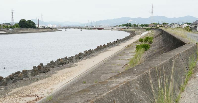 豊川の洪水を調整するため、蛇行する川から分岐して海までほぼ直線に引かれた豊川放水路（2021年5月、筆者撮影）