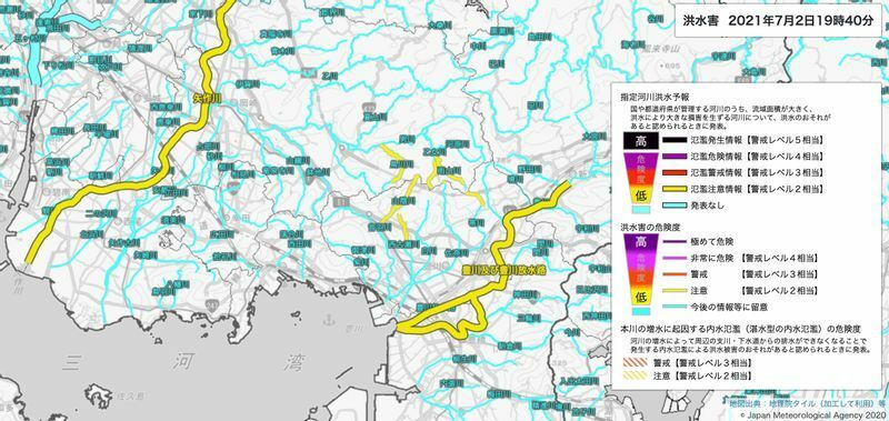 静岡県熱海市で土砂崩れのあった前日夜、氾濫注意情報が出された豊川。左の矢作川と比べて、下流の蛇行の大きさと、豊川放水路の直線的な流路が分かる（気象庁キキクル・洪水害危険度分布のキャプチャ画面）