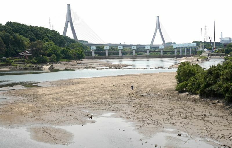 漏水が発生した現場である矢作川。普段は水面下にある川底の土が一部でむき出しになっている（2022年5月19日、筆者撮影）
