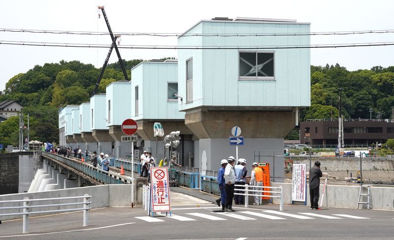 現地にはさまざまな人たちが様子を見に来ていた。近くで車を停める場所は限られるので、十分に配慮してほしい（2022年5月19日、筆者撮影）