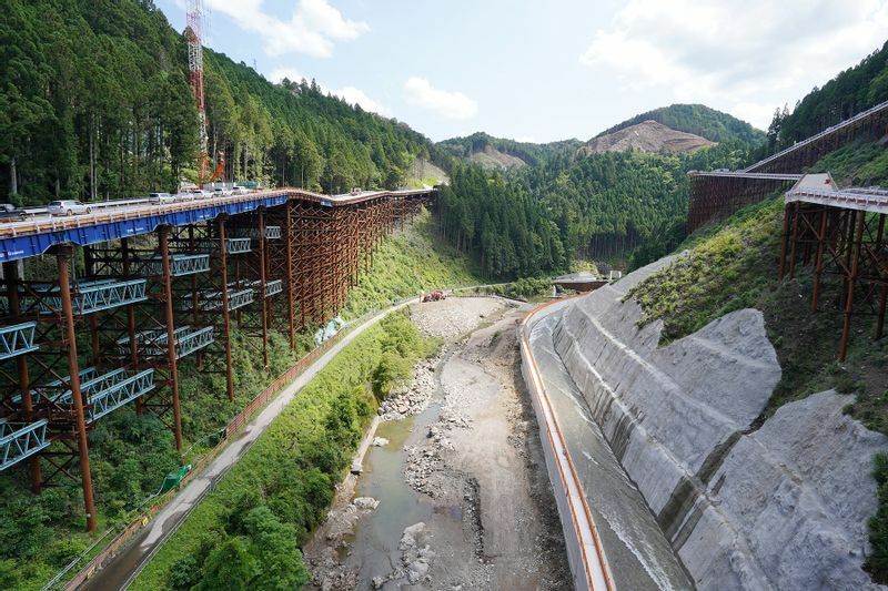 設楽ダムの工事現場を一望する。下には豊川が奥に向かって流れる。右奥の山にダム本体ができる（2022年5月27日、筆者撮影）
