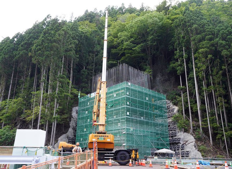 付替道路の橋脚の工事が進んでいた（2022年5月27日、筆者撮影）