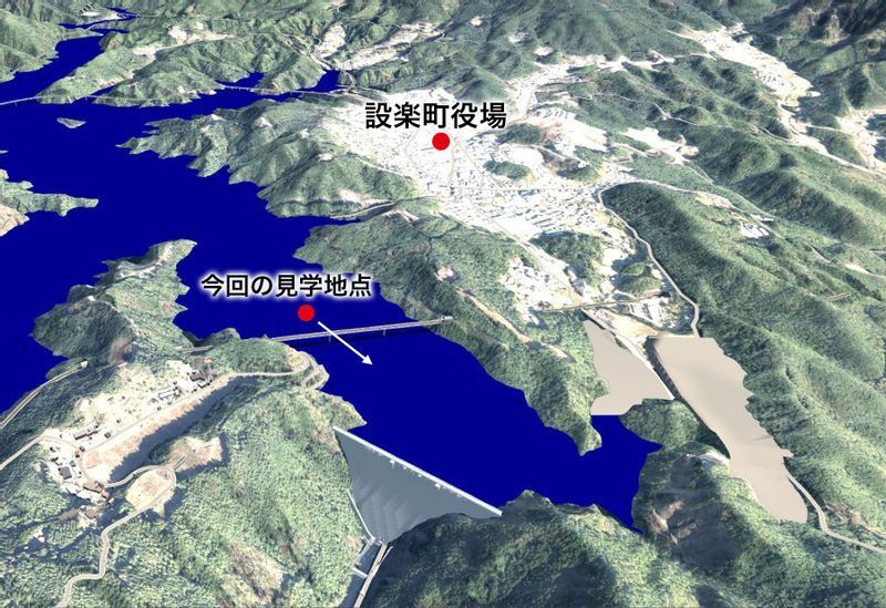 設楽ダム完成時の設楽町のイメージ。矢印は今回の写真撮影の方向(設楽ダム工事事務所の画像に文字など追加)