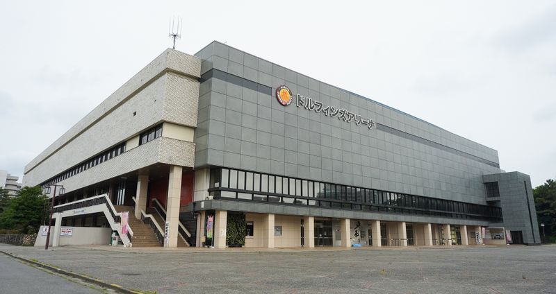 大相撲名古屋場所の会場として知られる現在の愛知県体育館(ドルフィンズアリーナ)。老朽化や手狭さ、名古屋城二の丸内にある立地などから移転新築が検討された(6月16日、筆者撮影)