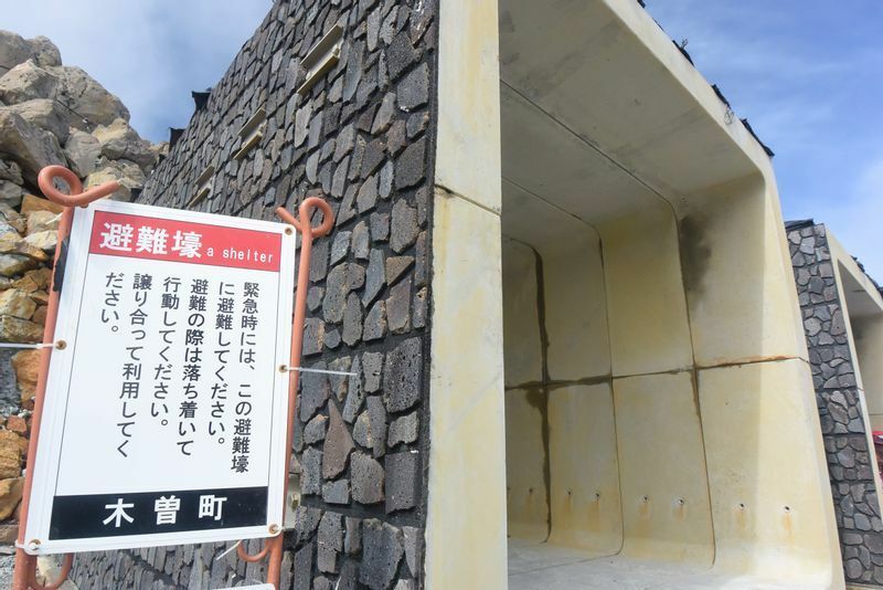 剣ケ峰に設置されたコンクリート製のシェルター。御嶽山では今年9月17日に初めての避難訓練が行われた（2018年、筆者撮影）