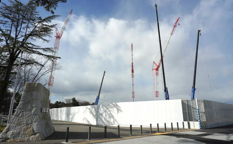 名古屋城に隣接する名城公園の一画で進む愛知県新体育館（愛知国際アリーナ）の建設工事現場。右手の工事塀の角の部分から49段の大階段が始まる（2022年12月19日、筆者撮影）