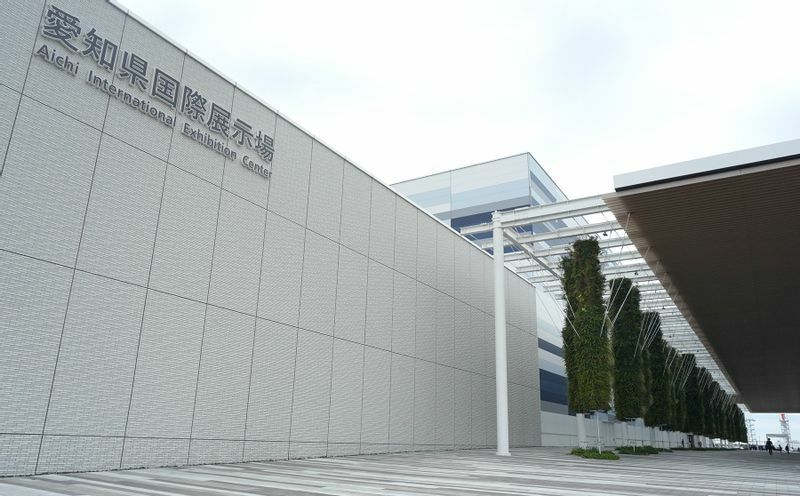 常滑市の中部国際空港に隣接する愛知県国際展示場（Aichi Sky Expo）。設計は竹中工務店だが、15年間の運営などの事業は前田建設工業を含む企業グループが落札している（筆者撮影）