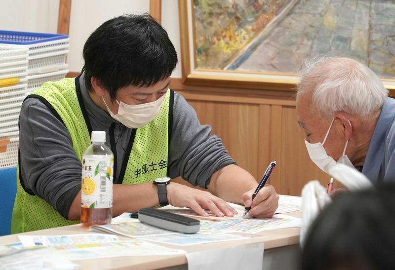 静岡市清水区の公民館で被災者向けの無料相談会に応じる永野海弁護士（2022年10月9日、筆者撮影）