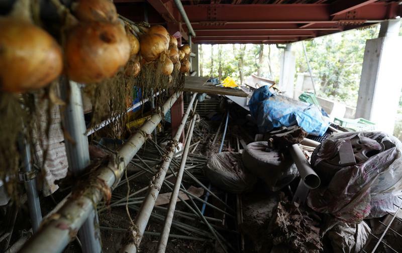 豊川の金沢霞堤の氾濫で水浸しになった小野田さんの自宅1階。出荷前の野菜や農機具の多くが被害を受けた（6月6日、筆者撮影）