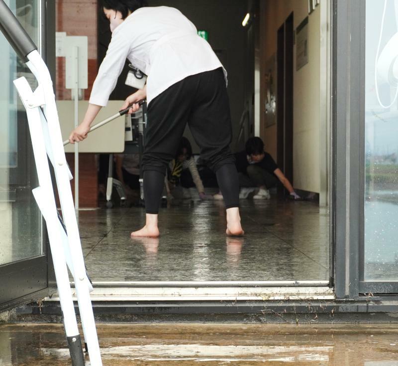豊川放水路近くで浸水した総合青山病院では、大雨から4日後も床を拭く職員らの姿があった（6月6日、筆者撮影）